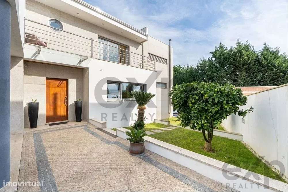 Ampla Moradia Familiar em Valongo com Piscina e Sala com Mezzanine - Grande imagem: 2/47