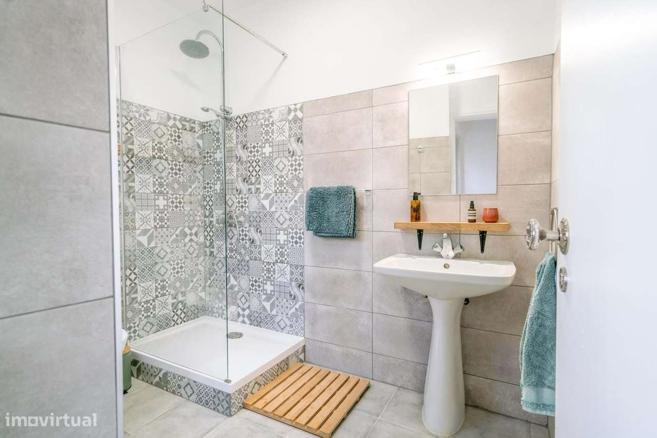 CHARMOSA CASA GEMINADA DE 3 QUARTOS E 2 c.BANHO NO CENTRO DA VILA DE B-12