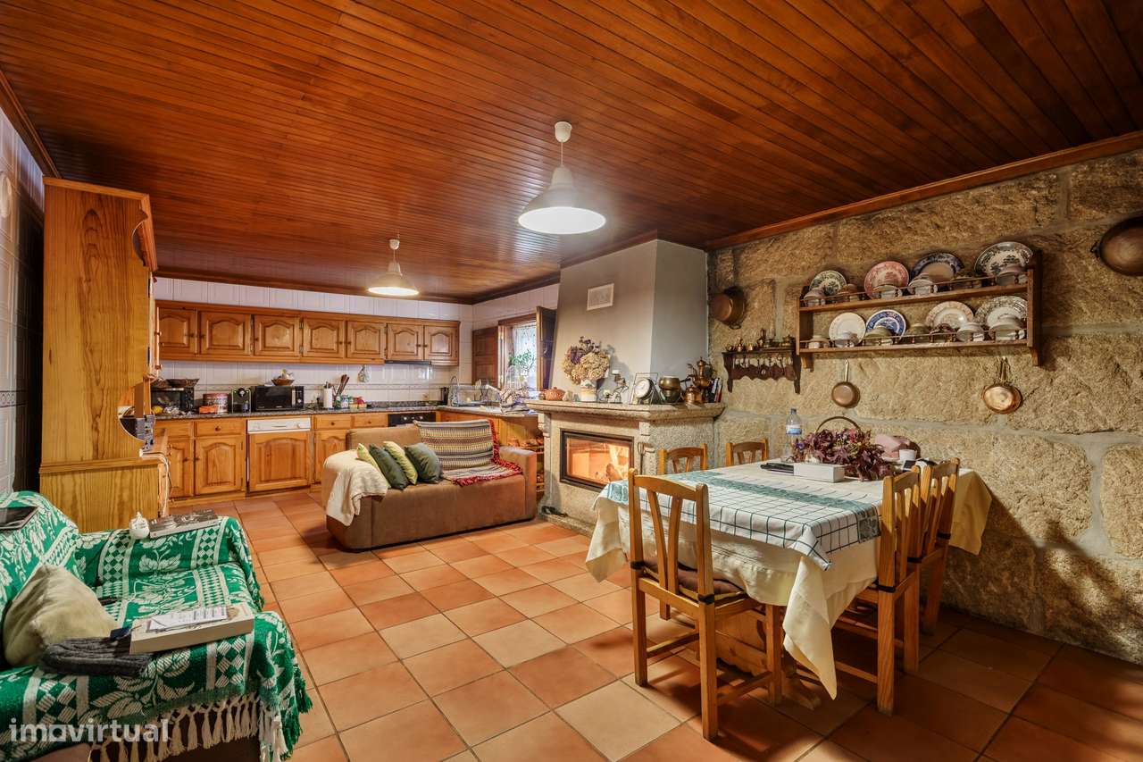 Moradia T5 em pedra em Vila Verde da Raia - Chaves-12