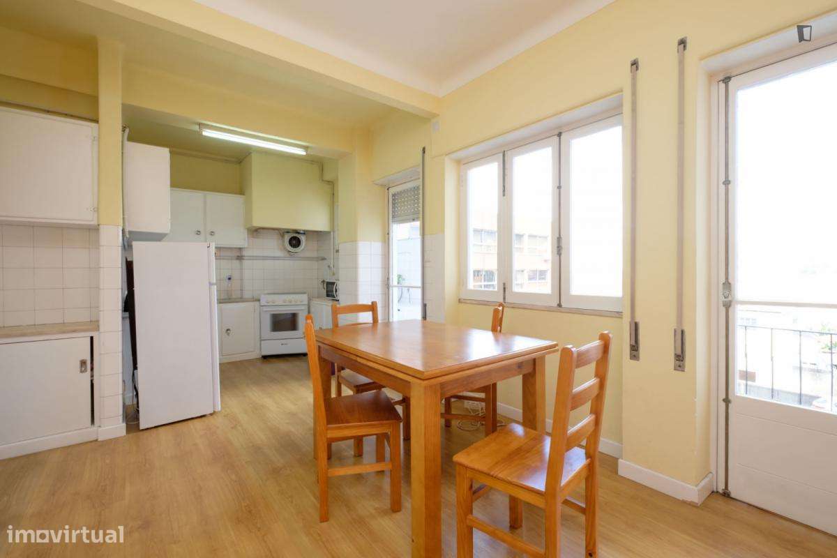 Quarto - localizado em Baixa Coimbra - Grande imagem: 5/18