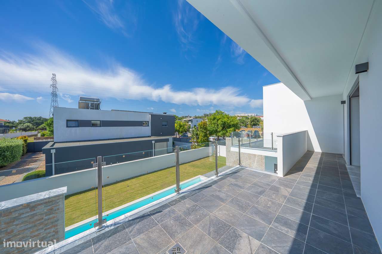 | Maravilhosa Moradia T4 | Piscina | Colégio St. Peter's School |-32