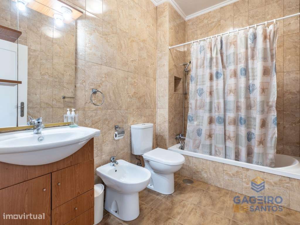 Moradia T2 + 1 com Jardim e Churrasqueira a 5 Minutos da Praia-7