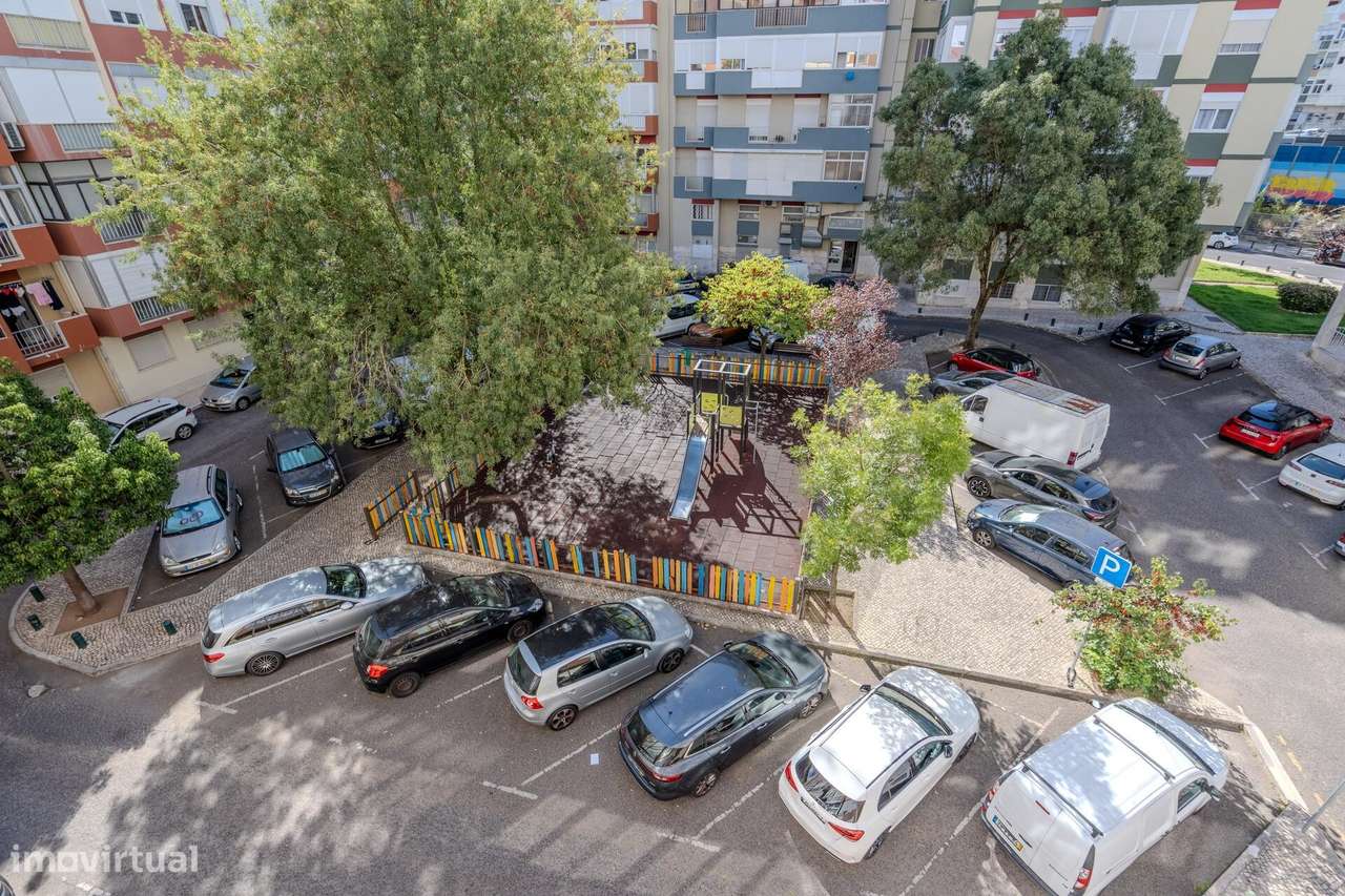 Luminoso Apartamento com Duas Frentes e Orientação Sul na Damaia – Pro-24