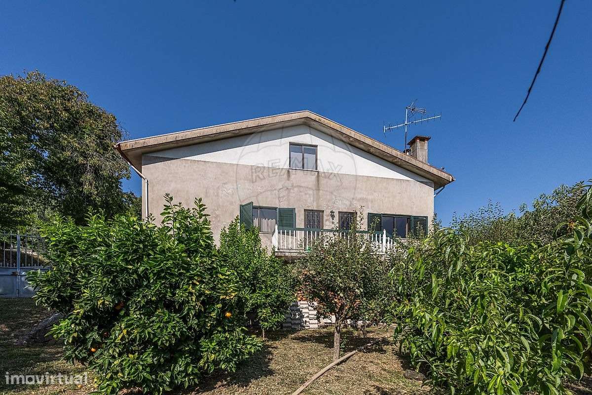 Moradia T4 com Terreno e Árvores de Fruto em Moure, Vila Verde-17