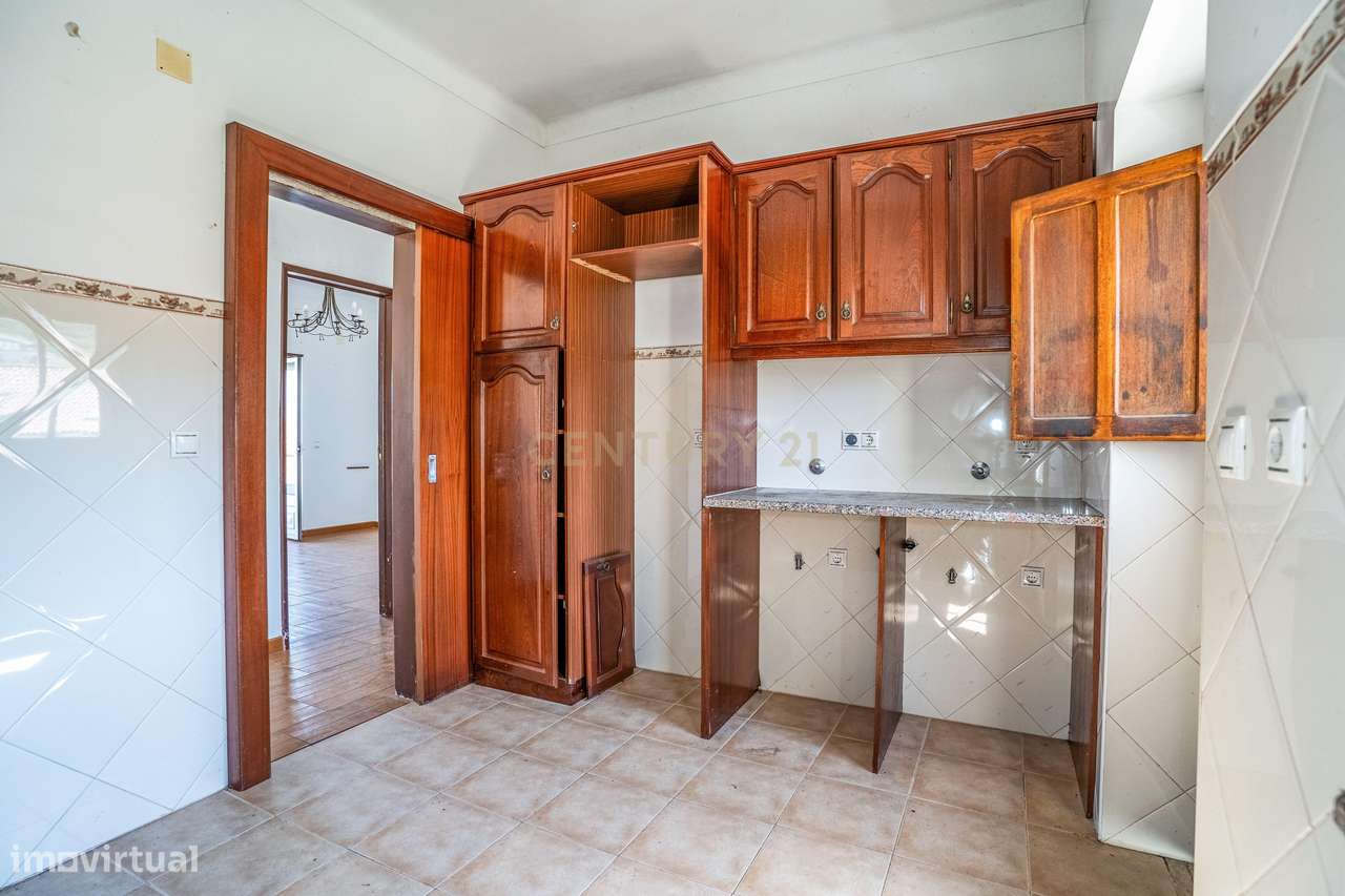 Propriedade composta por prédio, moradia e terreno em Salir do Porto-51