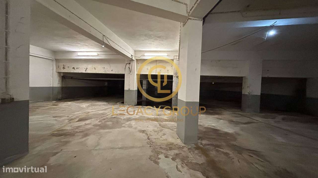 Parqueamento com 787m² situado no centro de Carvoeiro -  Lagoa-8