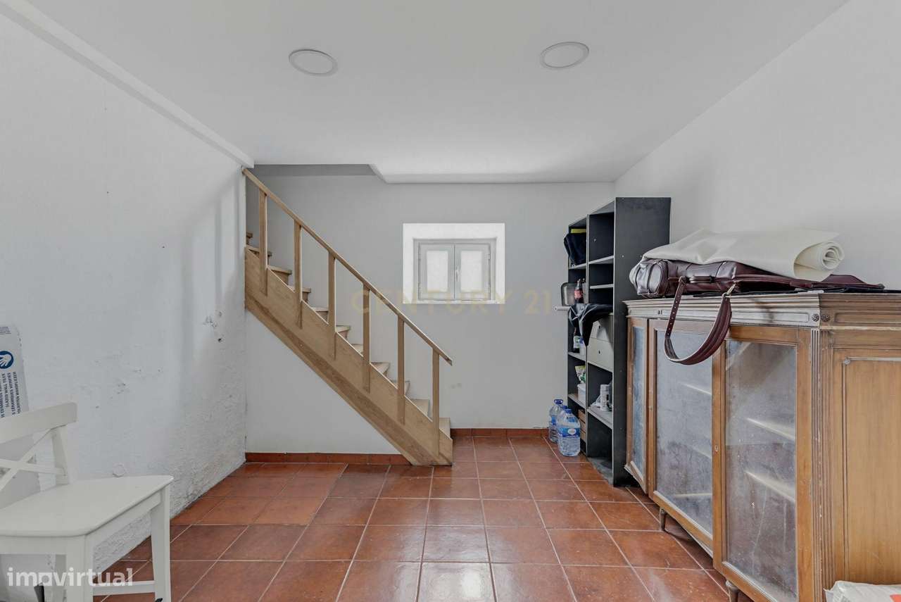Moradia isolada T3 + 1 com vista mar em localização premium no coração-54