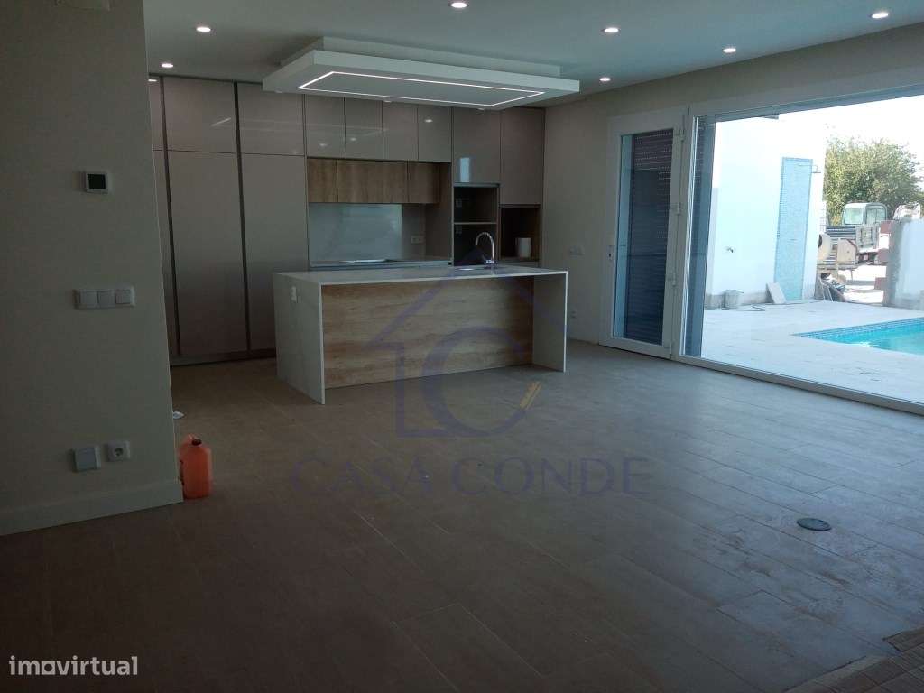 Moradia T4 Duplex com piscina, 180 m², acabamentos de luxo-2