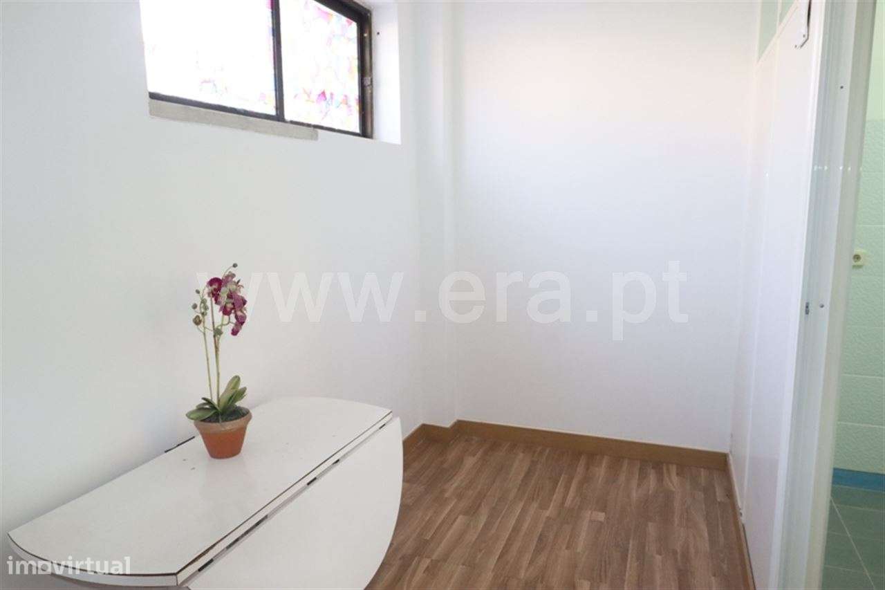 Duas Lojas com área total de 58m2; Quinta do Rouxinol - Grande imagem: 4/13