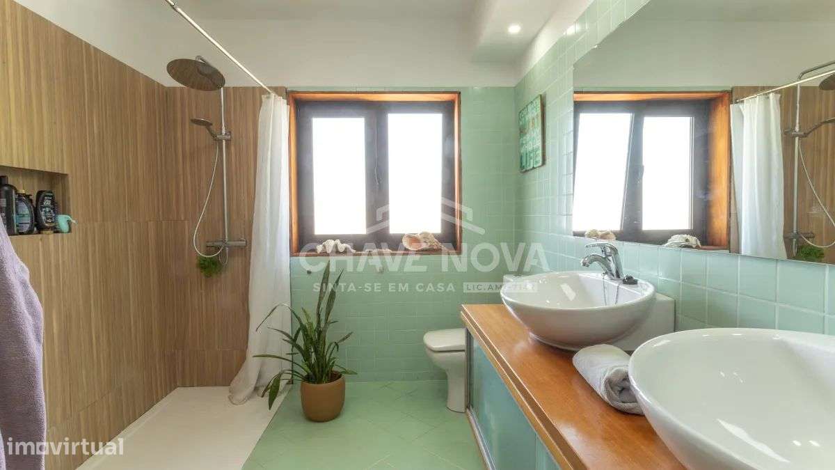 Moradia V3 de quatro frentes - Perosinho-26