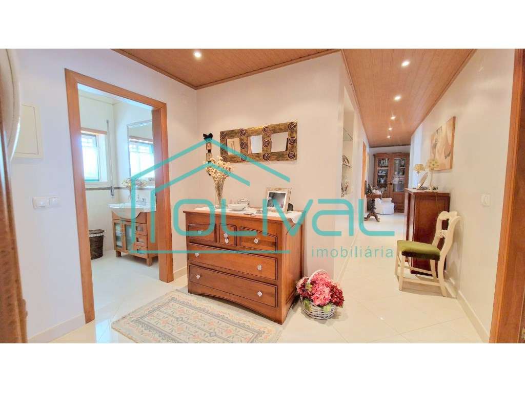 T4 com Arrecadação e Garagem Box no Centro de Benavente - Excelente...-5