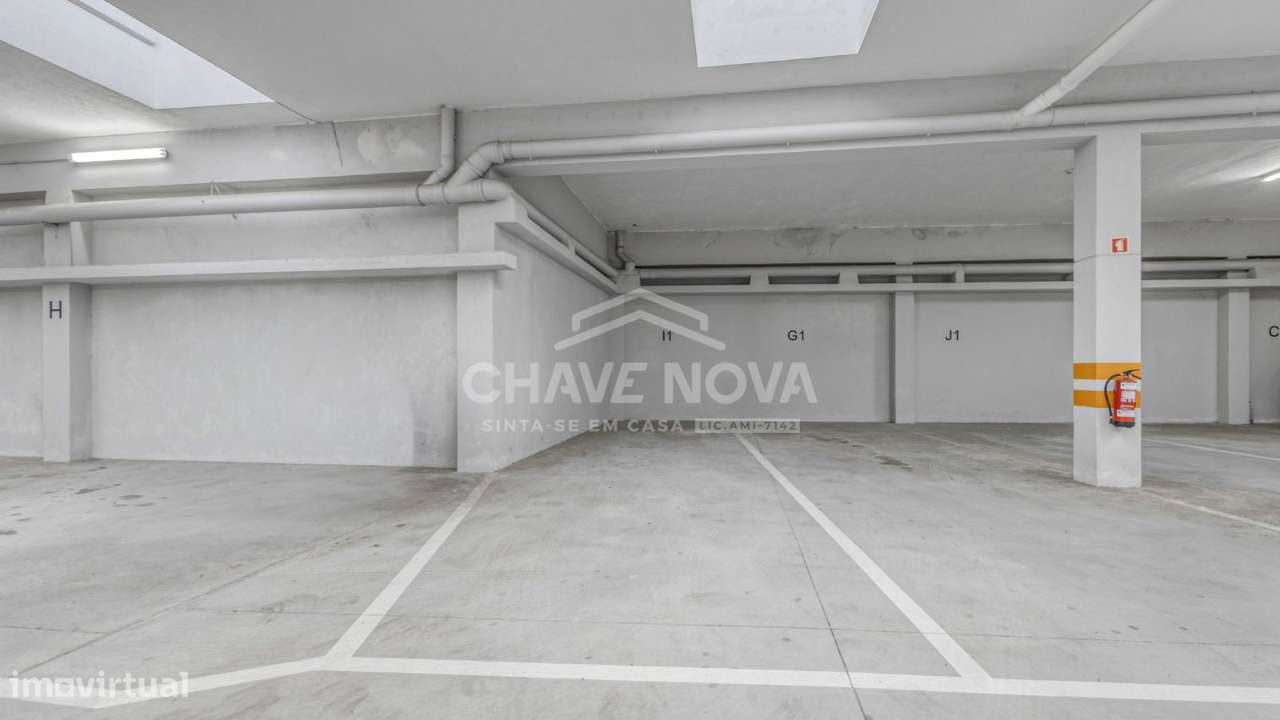 Apartamento T2 c/ Varanda e 2 Lugares de Garagem-Constituição/ Marquês-23