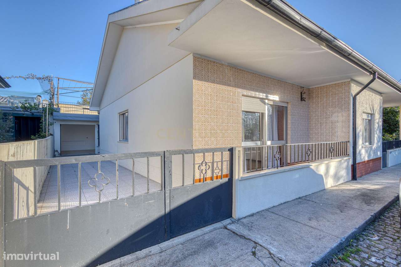 Moradia T3 com 4 frentes e garagem junto a igreja da Santa Rita-34