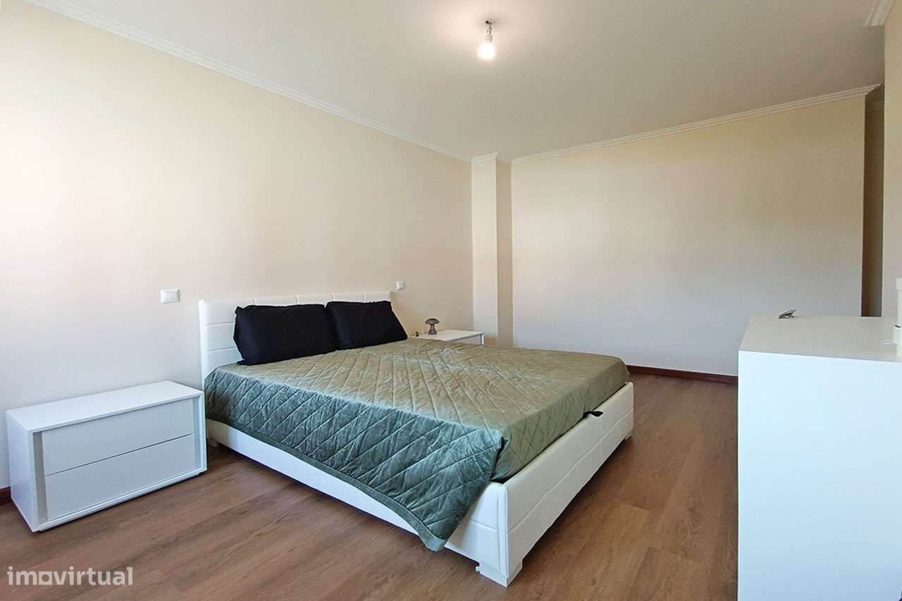 Apartamento T3 Renovado c/áreas generosas Paços de Brandão-16
