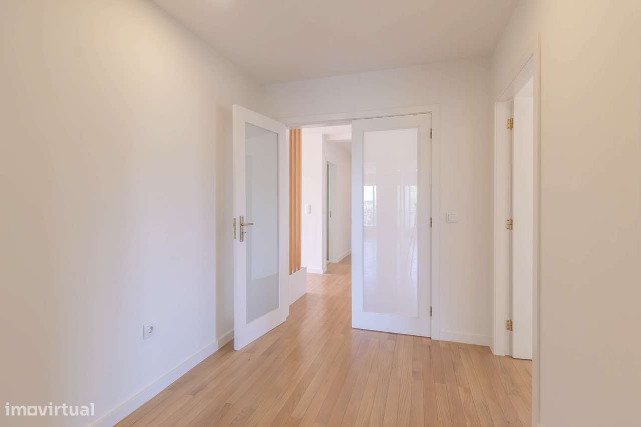 Apartamento T3, excelentes áreas 240m2 + garagem 31m2 + arrumos 4m2-28