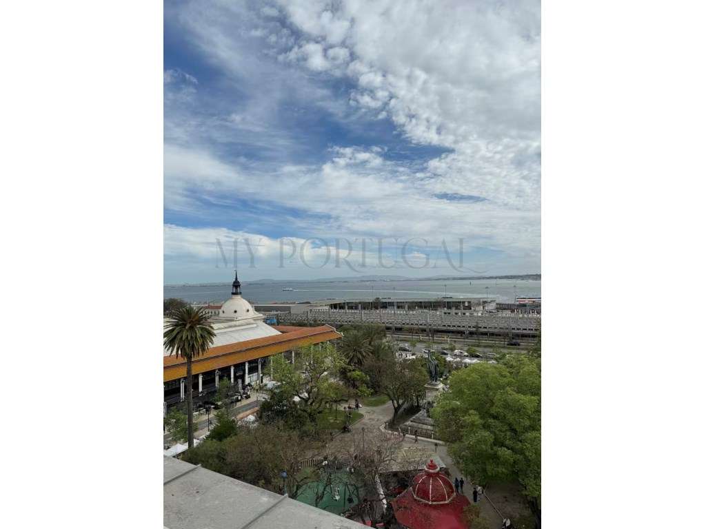 Refúgio de Design e Luz na Praça Dom Luís I - Onde o Rio encontra a...-33