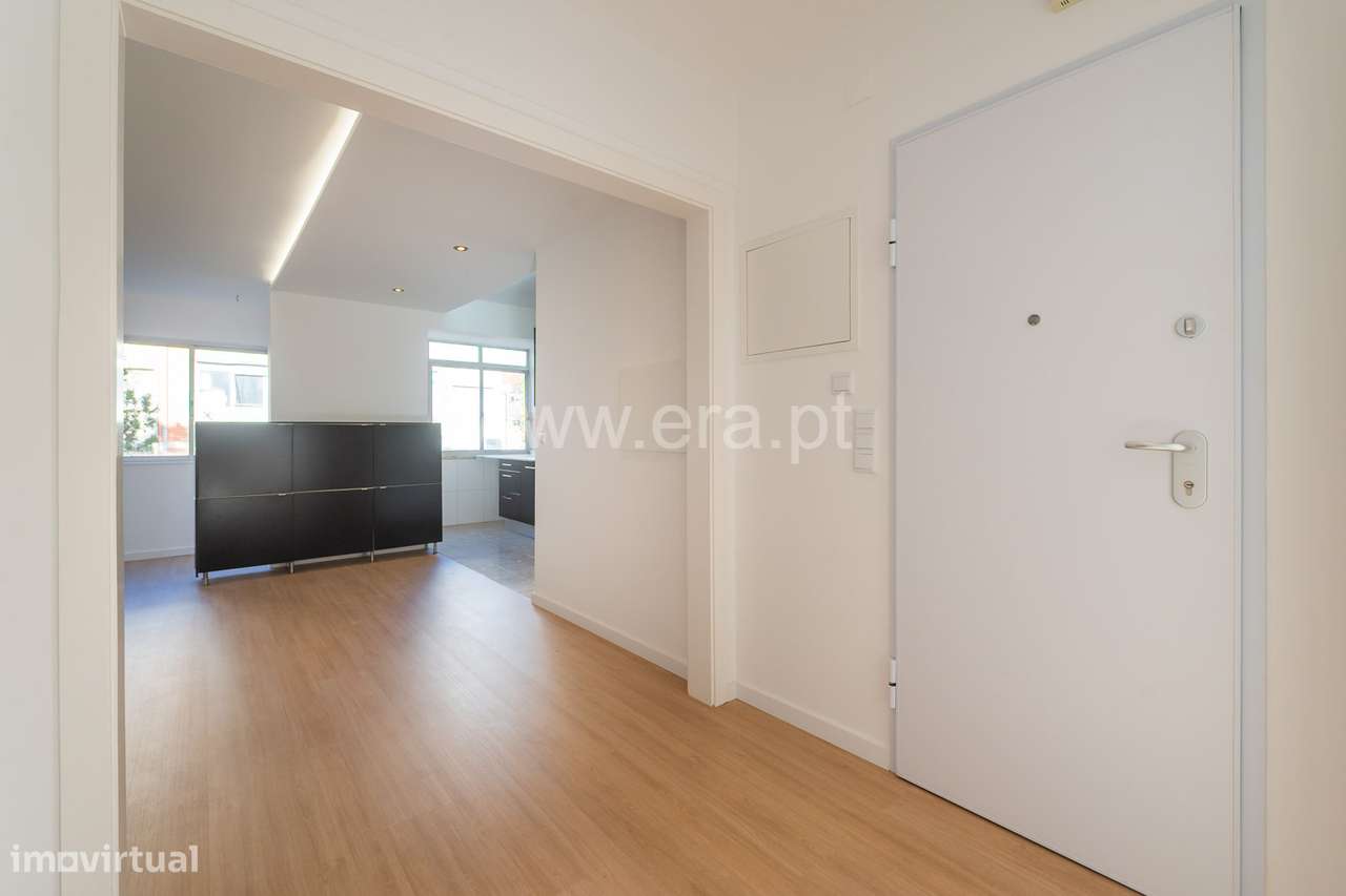 T2 Totalmente Remodelado a 5 Minutos do Metro — Odivelas-19