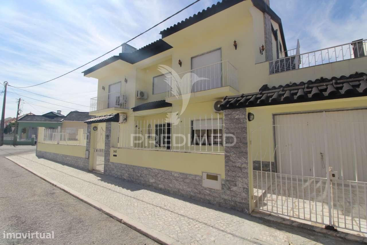 Moradia T3 Bifamiliar com logradouro e garagem . - Grande imagem: 2/24