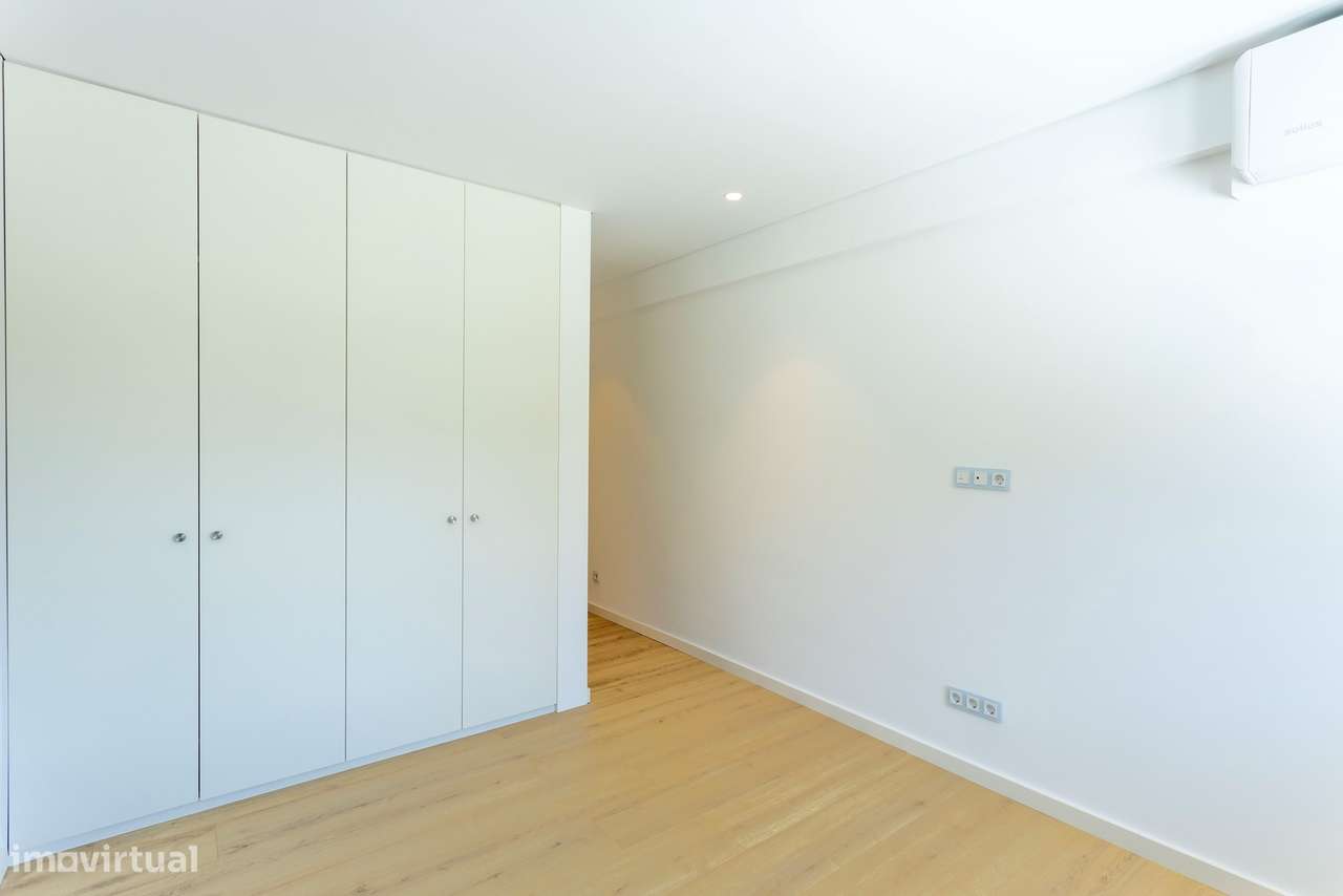 Moradia T6 com Piscina, Vista Mar e Terreno de 3.920 m² | Azoia, Sintr-44