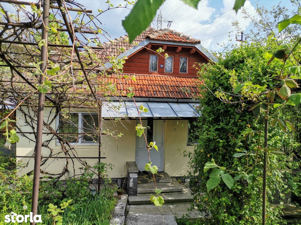 Casa din caramida +garaj +1800 mp teren Comarnic str scolii