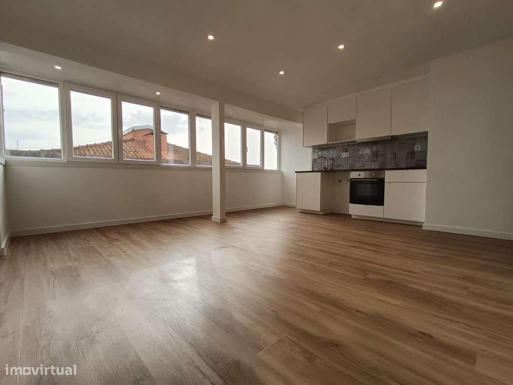 Apartamento T2 Renovado no centro de Camarate, Loures-6