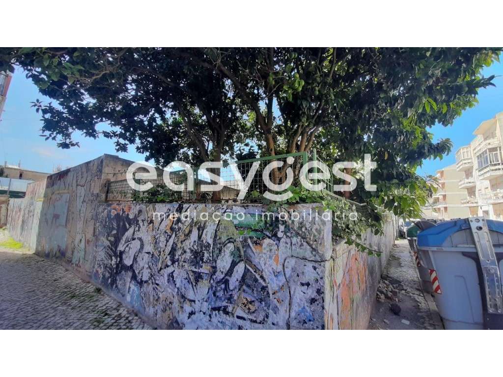 Terreno em plena Estação de Comboios, para T1, T2, T3 e T4 c/garagem - Grande imagem: 4/30