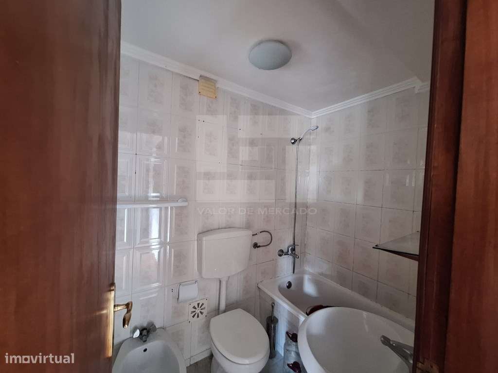 Apartamento T2 na Graça, Lisboa, perto de transportes públicos.-15