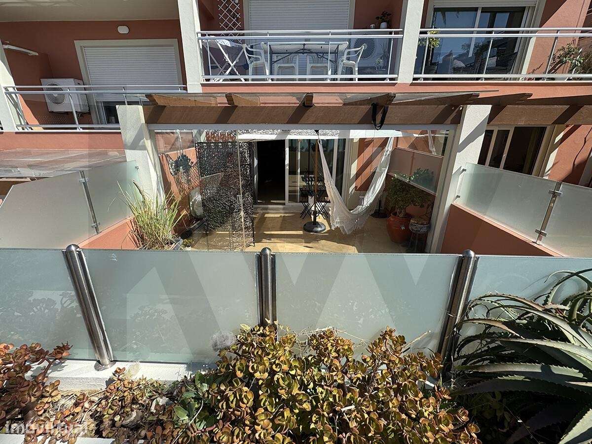 T1 junto à Praia de São Julião | 70 m2 + 42 m2 de pátio | Garagem para-18