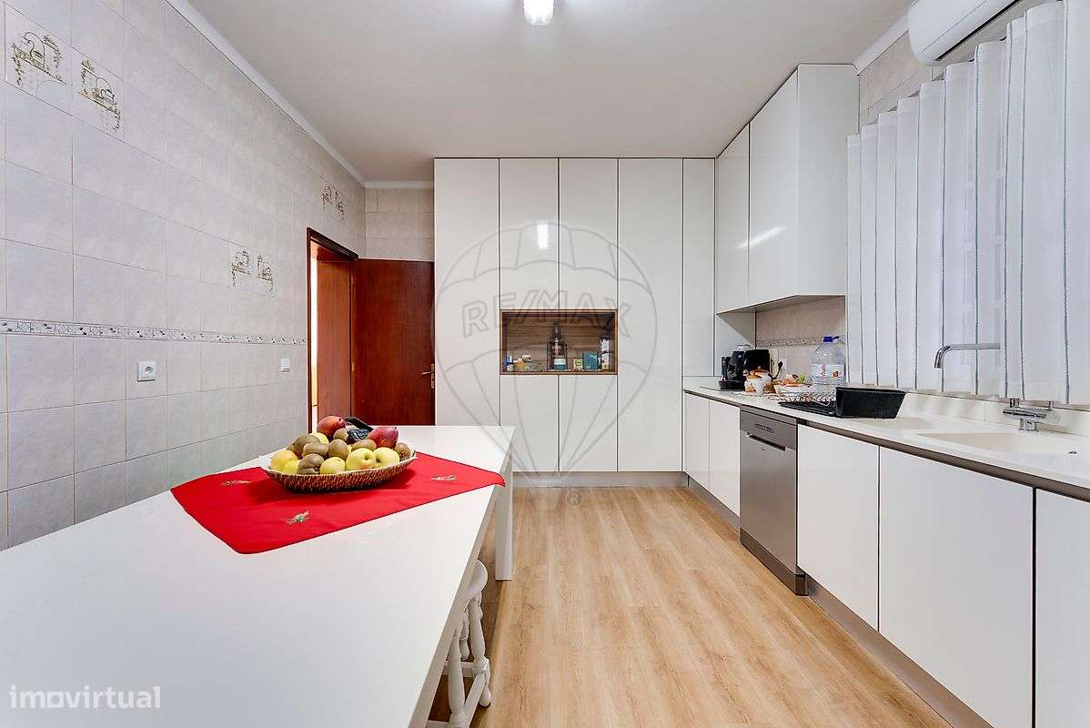 Moradia T5 com eficiência energética e vistas desafogadas em Assequins-10