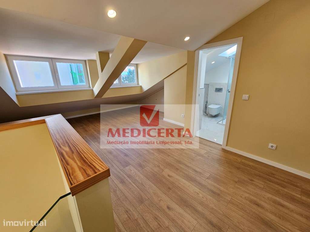 Massamá - Centro T3 Duplex(140m2) Totalmente remodelado-7