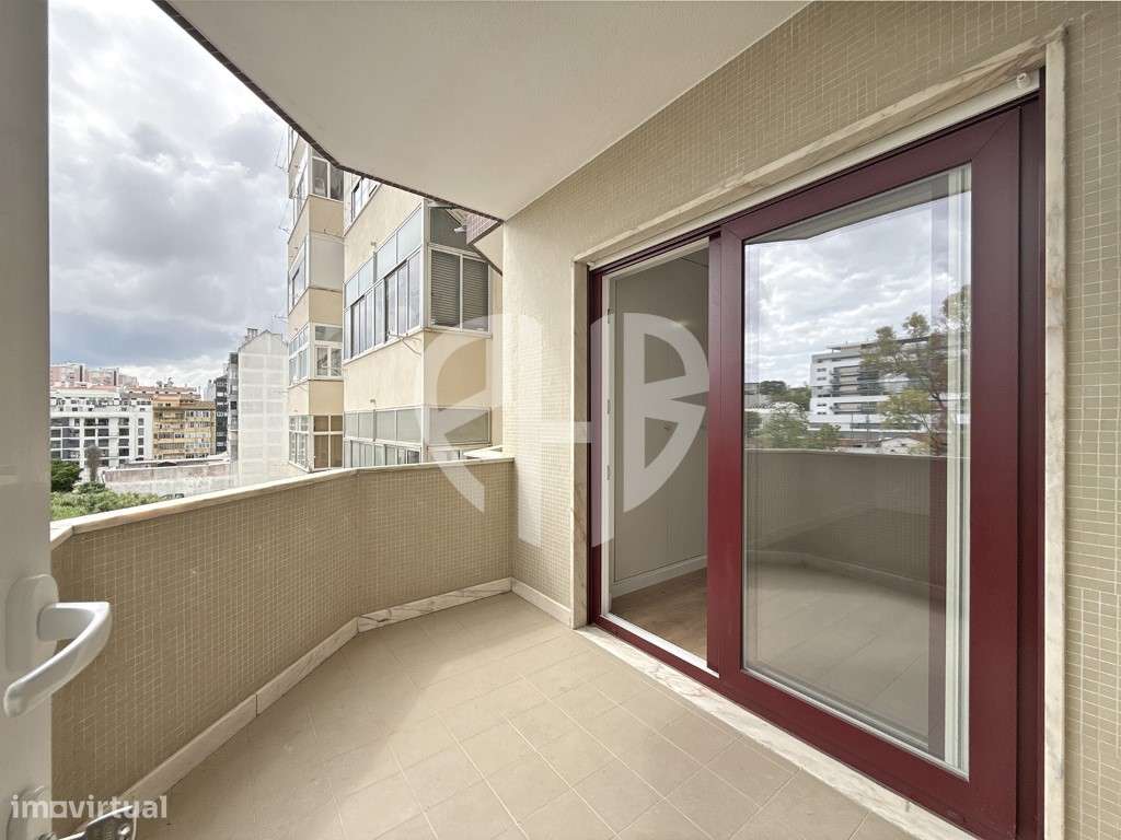Apartamento T3 Totalmente Remodelado // Estrada da Luz-15