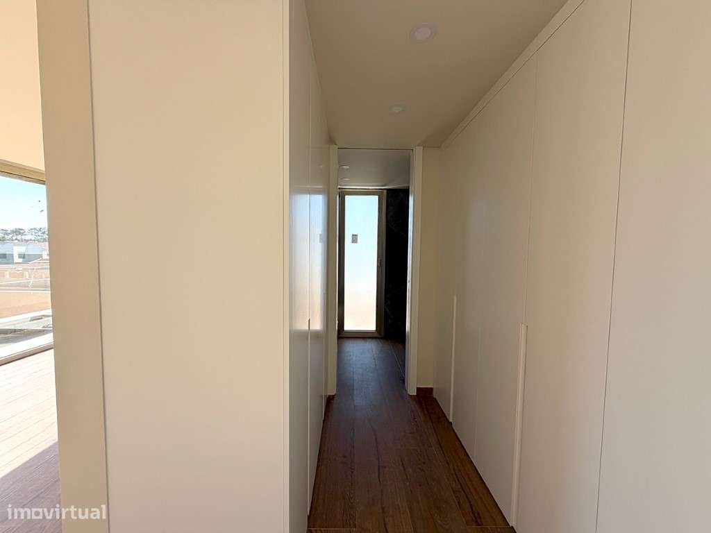 Exclusiva Moradia Isolada T4 com 3 Suítes, Piscina Privada e Garage...-15