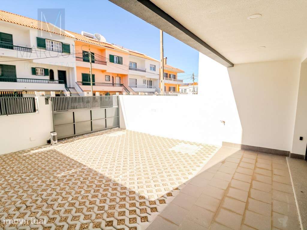 Moradia V2+2 com garagem em Vale de Milhaços - Corroios-33