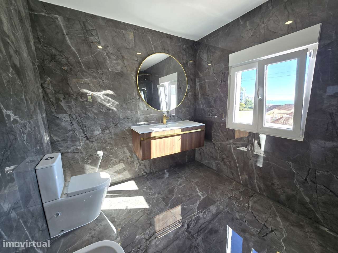 Fantástica Moradia T2 Totalmente Renovada, Independente em Setúbal-24