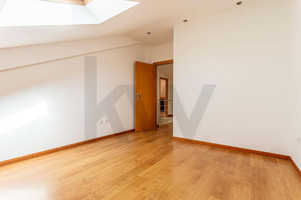 Apartamento T3 Duplex com aproveitamento superior | 5 Quartos | Garage-3