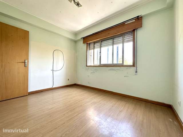 T3 c/ varanda, sala 33 m2, junto a transportes públicos e comércio...-15