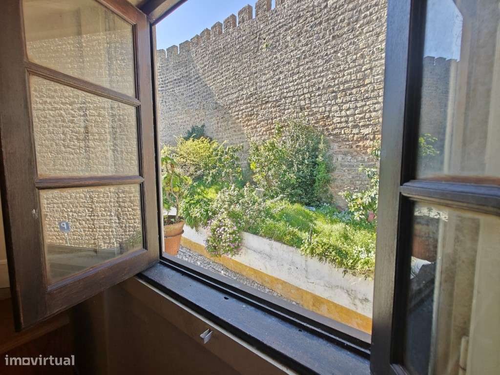 Moradia junto às muralhas do Castelo de Óbidos-17