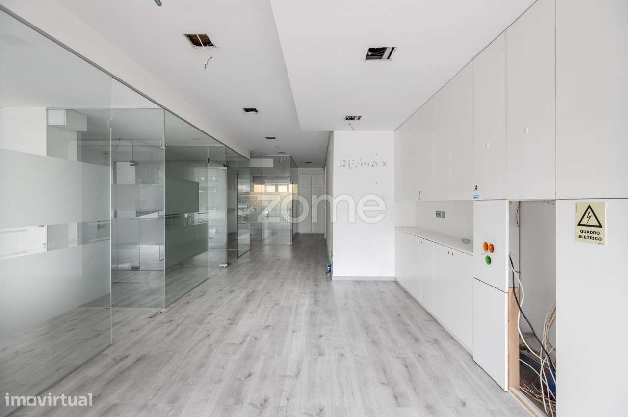 Loja com grande visibilidade e 4 montras na Circunvalação – Porto - Grande imagem: 3/16