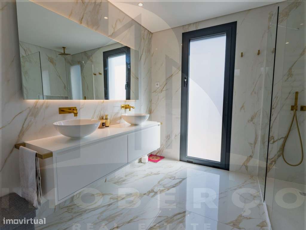 Moradia T3 de Luxo em Creixomil - Como Nova-11