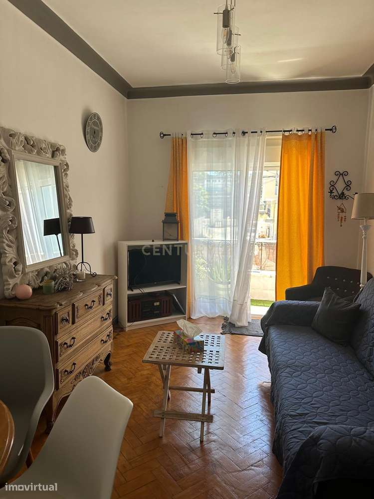 T2 Semi-Remodelado na Cova da Piedade - Excelente Localização!-0