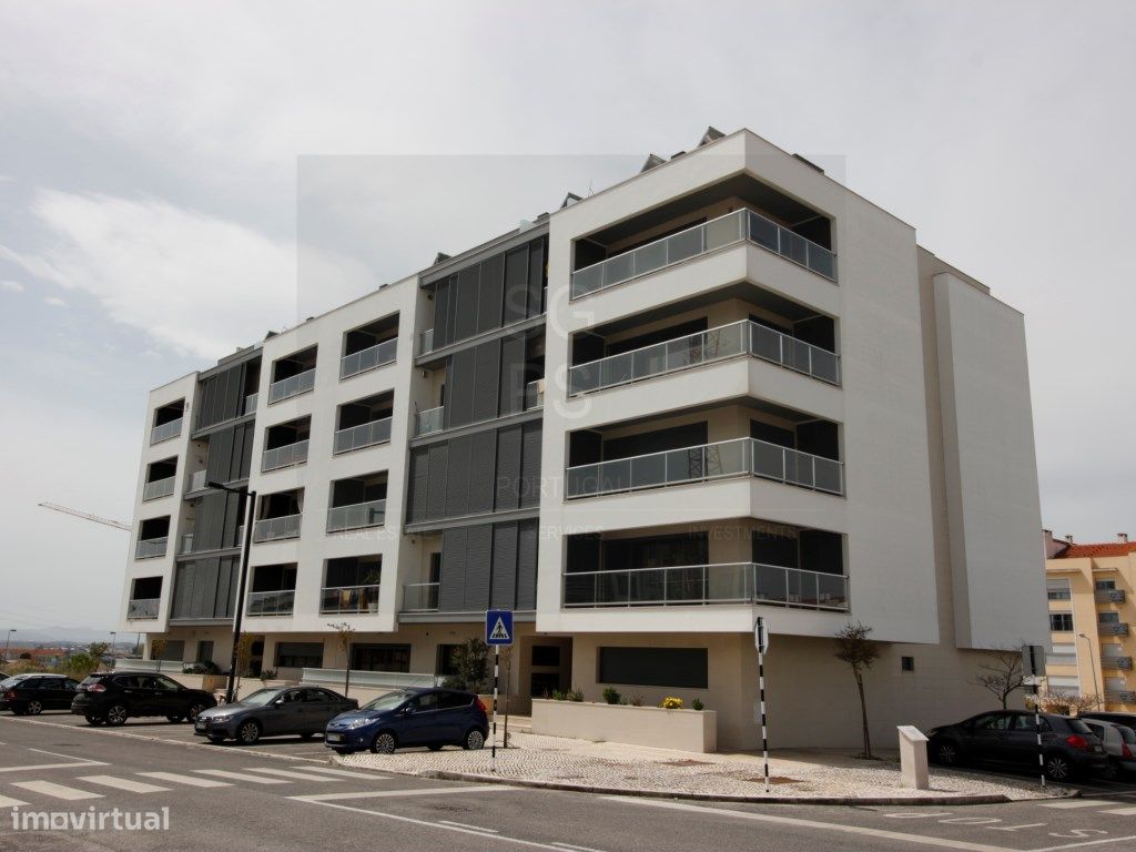 Apartamento T2 Novo, 130m2 área bruta, com parqueamento, ...