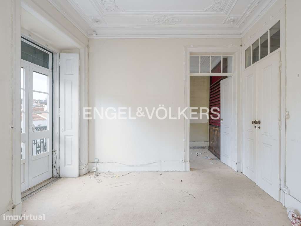 OPORTUNIDADE: T3 para remodelação próximo da Praça das Flores - Grande imagem: 5/42