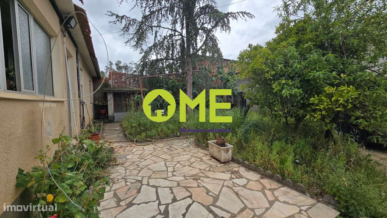 Moradia T2 em banda com jardim e localização tranquila-15