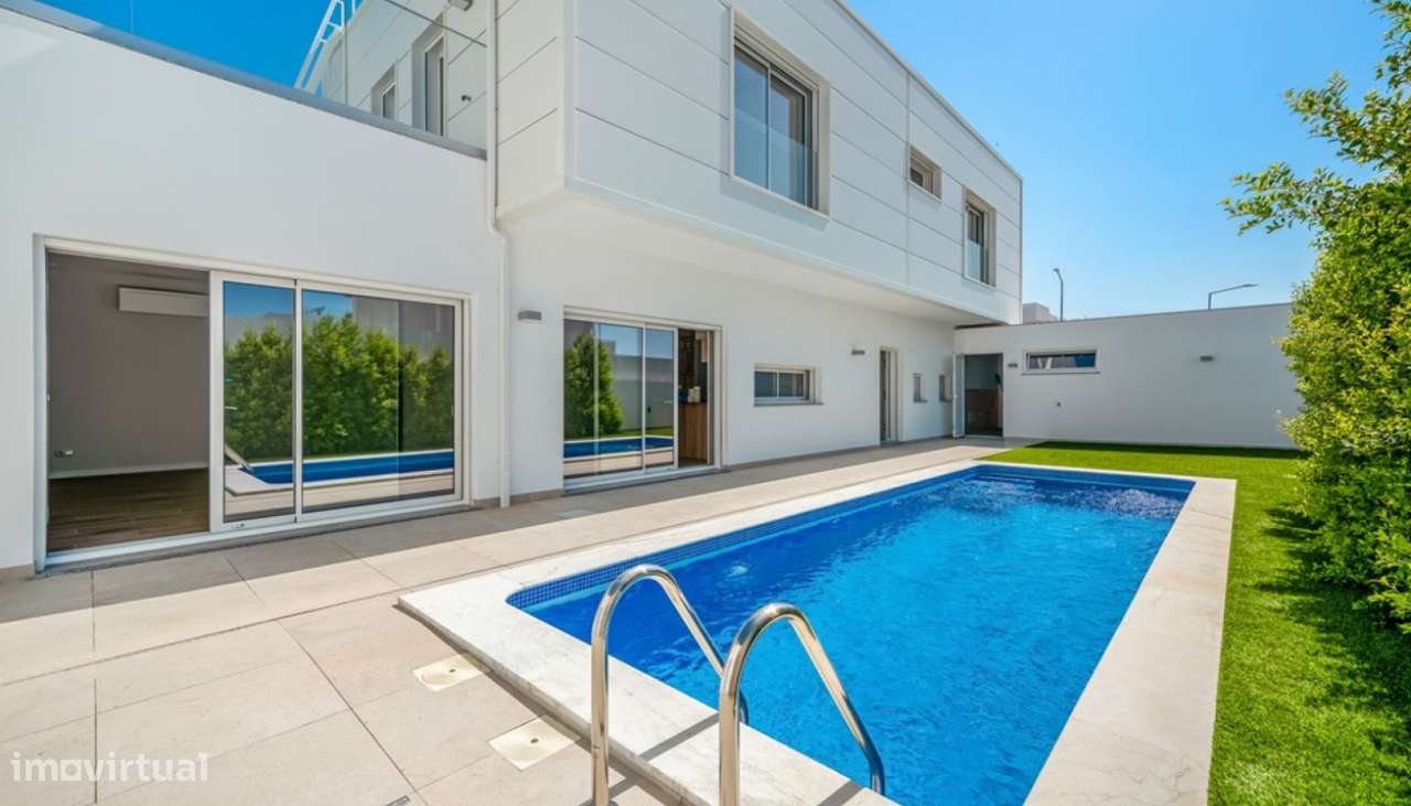 Moderna Moradia V3 com piscina, à venda em Tavira, Algarve-0