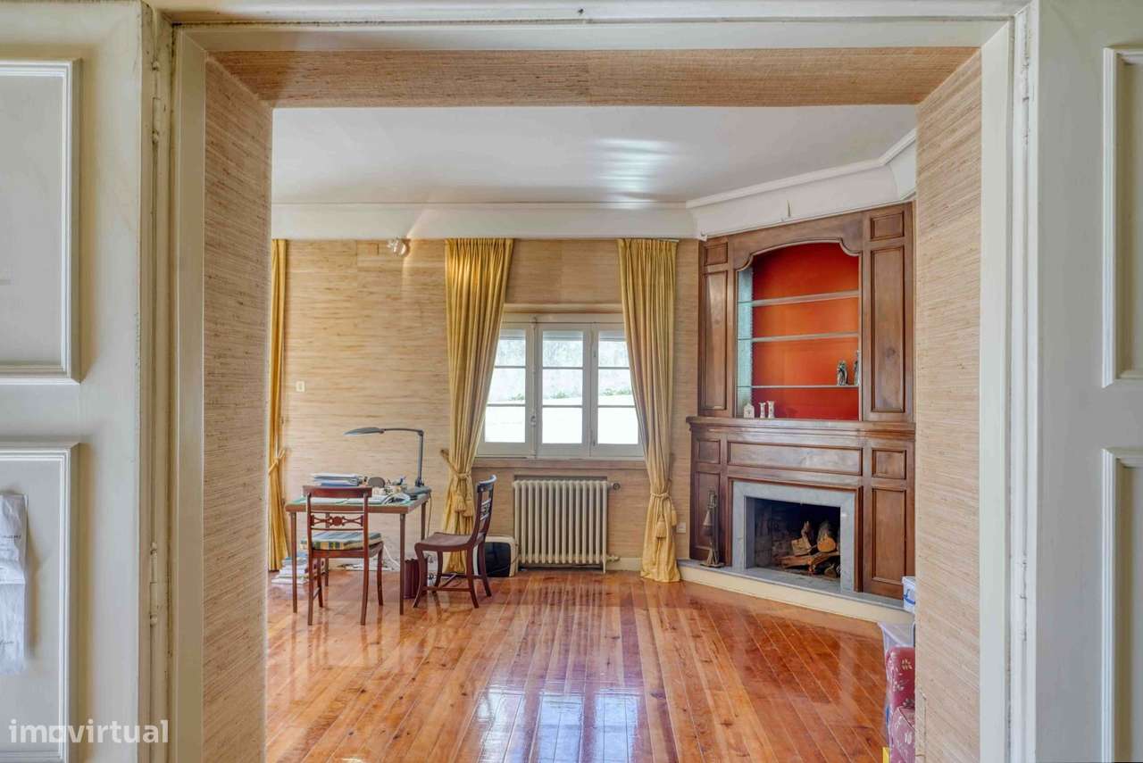 Moradia para recuperar no centro do Estoril, com piscina e vista mar-19