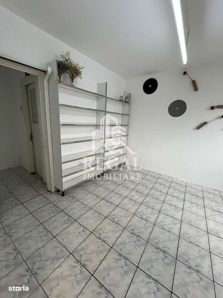 Spațiu comercial de vânzare – 47 mp utili, vitrină generoasă - Imagine principală: 2/10