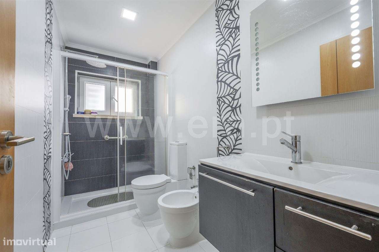 Moradia isolada de gaveto T4; Quinta de Valadares-12