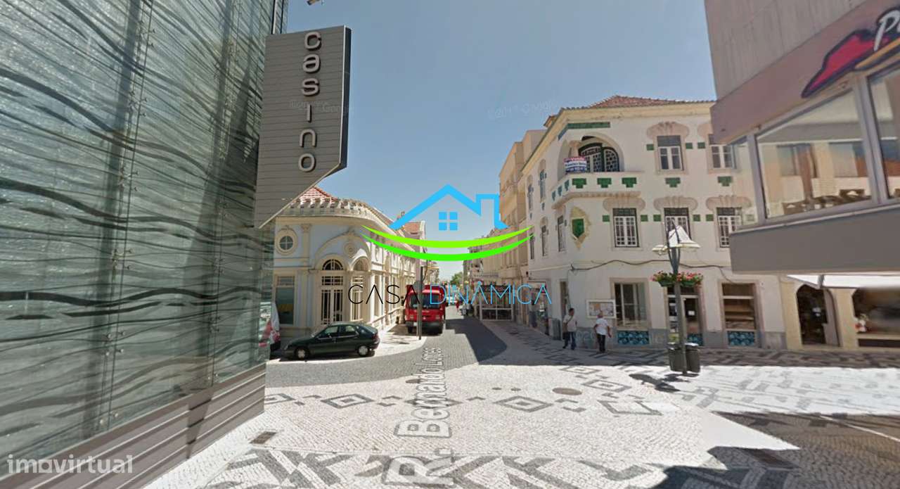 Loja na rua da Liberdade com 2 montras-10