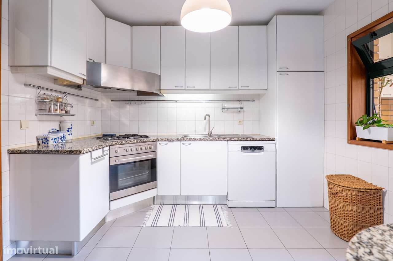 Apartamento T5 Com Excelentes Áreas em Matosinhos-13