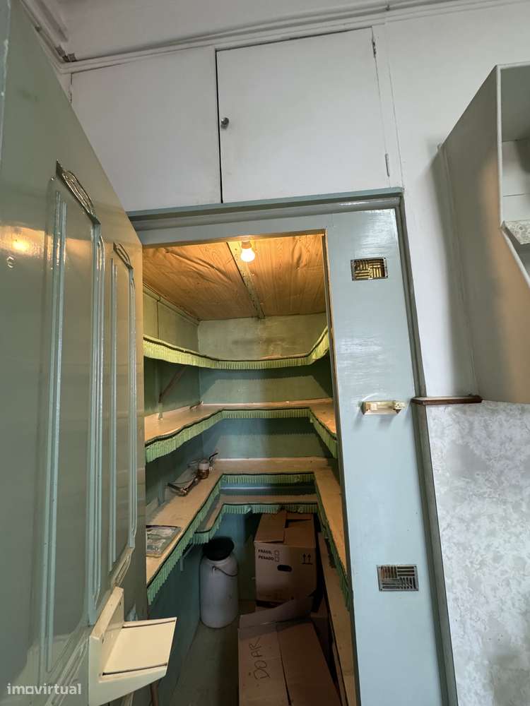 Charmoso Apartamento Familiar de Época com Excelente Potencial-27